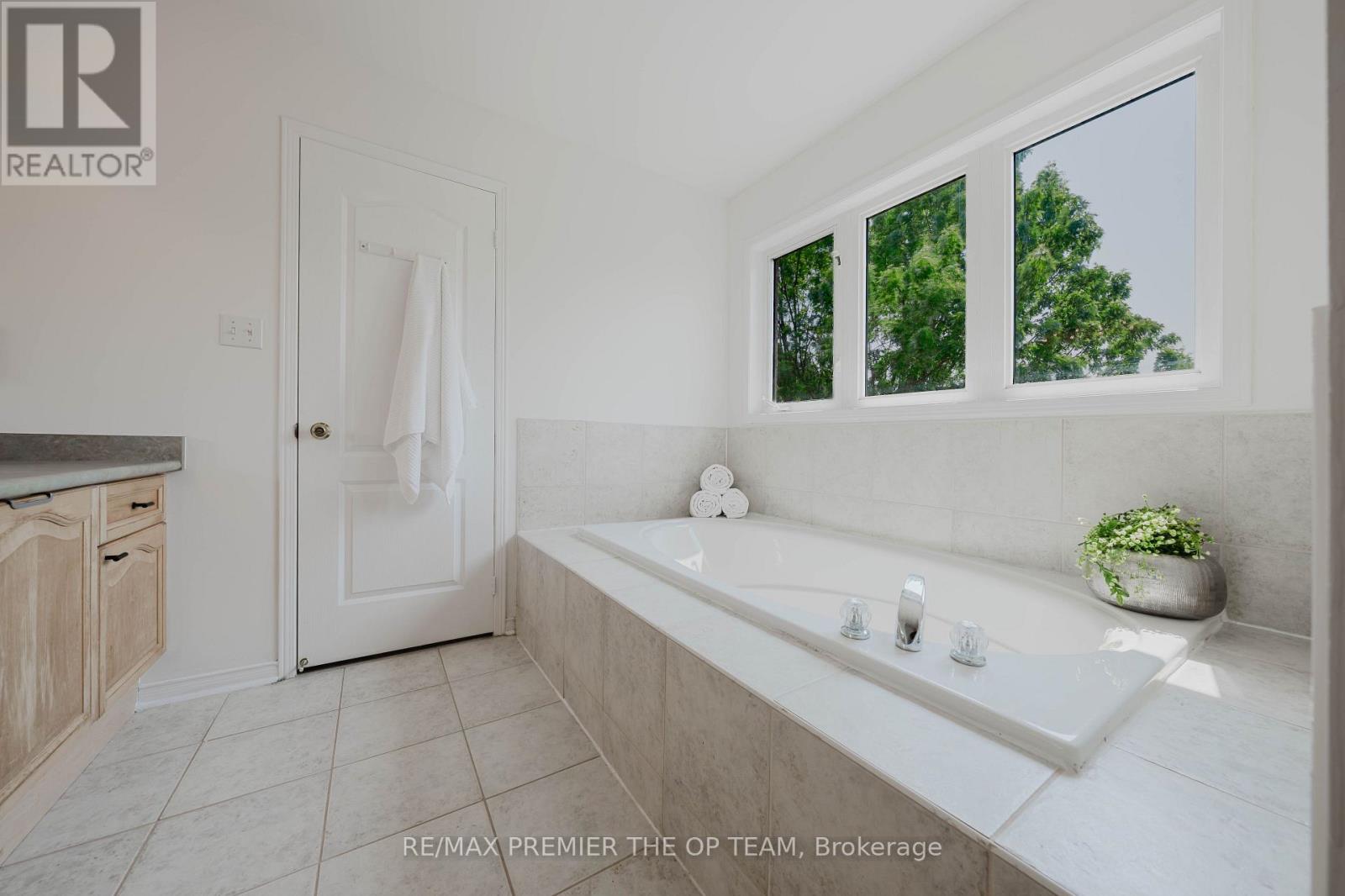 328 Napa Valley Avenue, Vaughan, Ontario  L4H 1Y7 - Photo 21 - N12208055