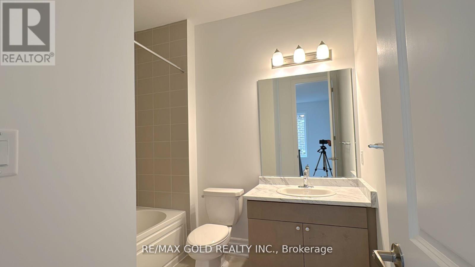 4 Mcbride Trail, Barrie, Ontario  L9J 0Y9 - Photo 18 - S12209357