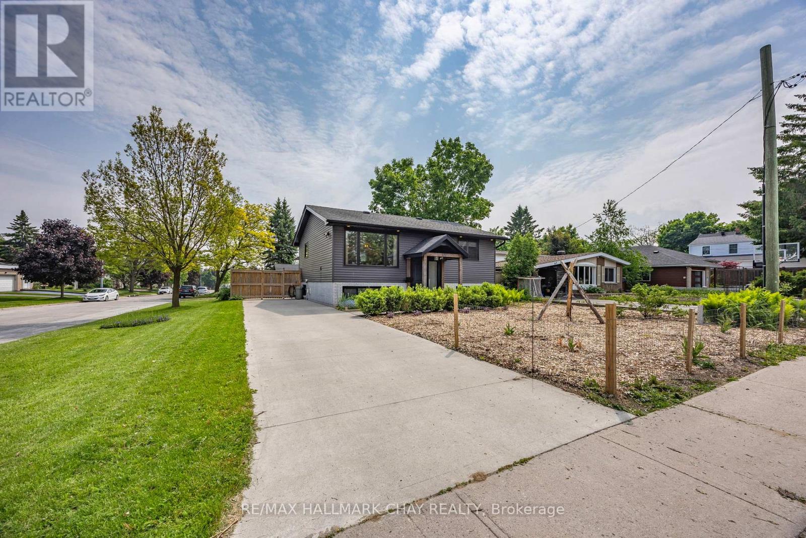 171 Steel Street, Barrie, Ontario  L4M 2G6 - Photo 3 - S12209450