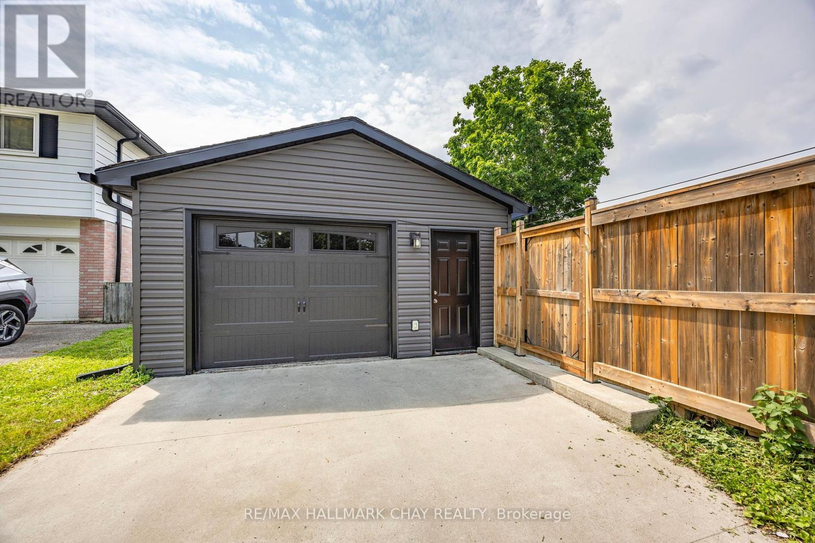 171 Steel Street, Barrie, Ontario  L4M 2G6 - Photo 4 - S12209450