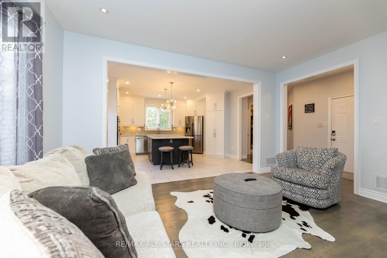 46 Eastgate Circle, Whitby, Ontario  L1M 2N4 - Photo 10 - E12209571