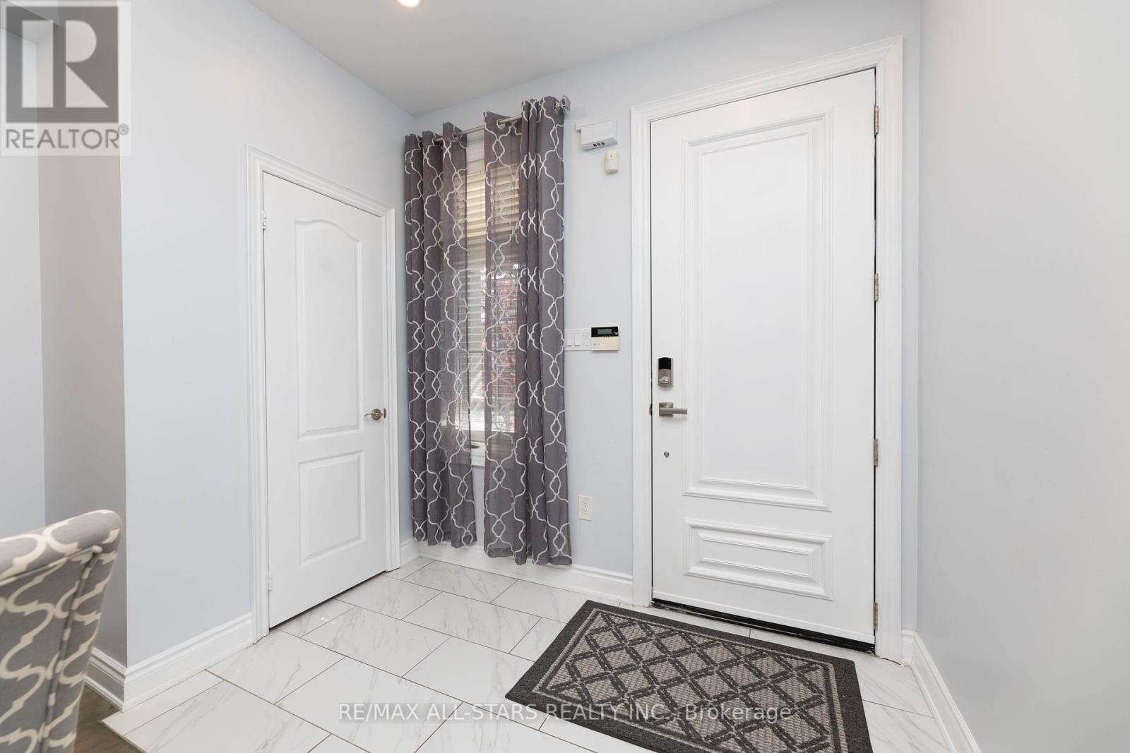 46 Eastgate Circle, Whitby, Ontario  L1M 2N4 - Photo 5 - E12209571