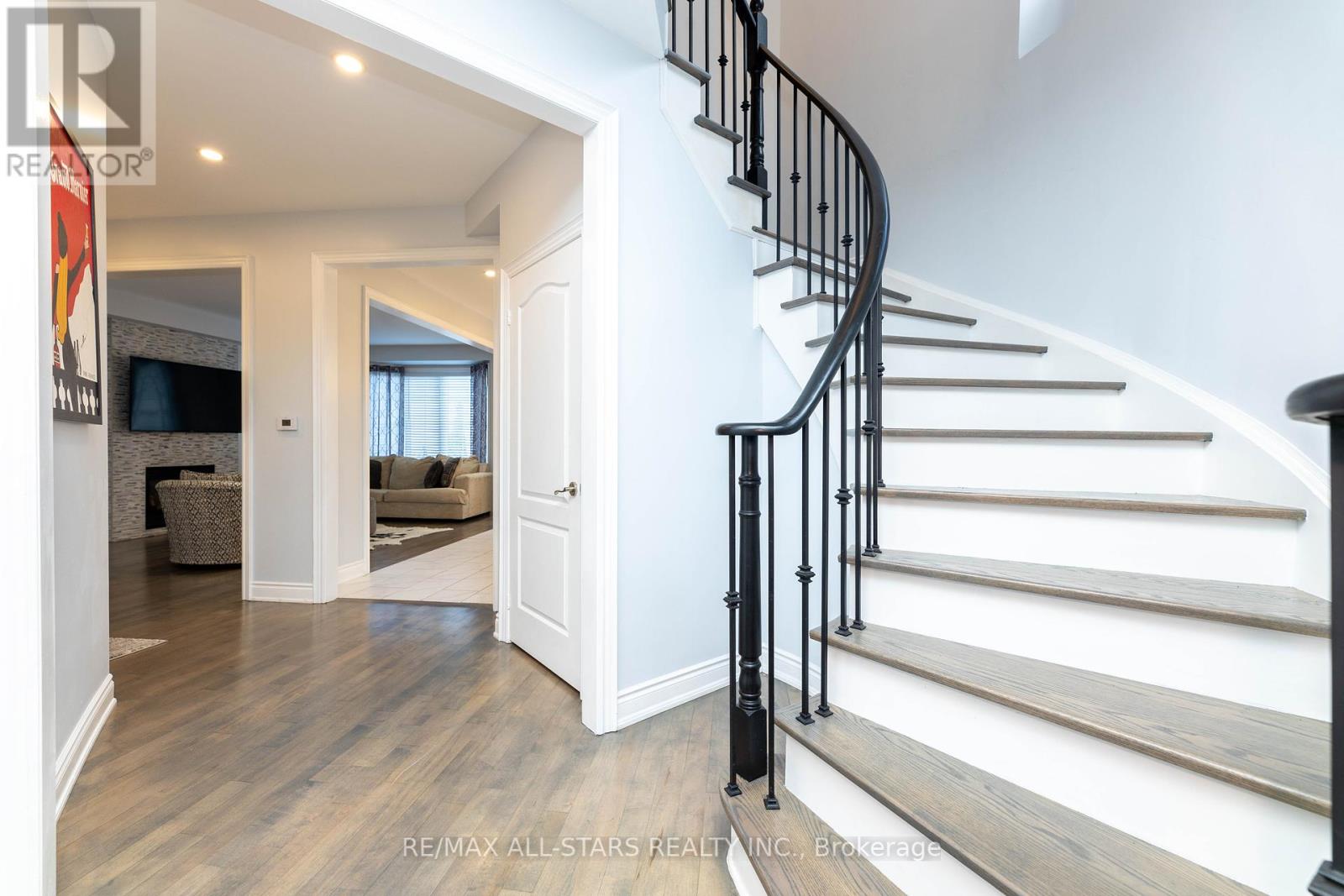 46 Eastgate Circle, Whitby, Ontario  L1M 2N4 - Photo 7 - E12209571