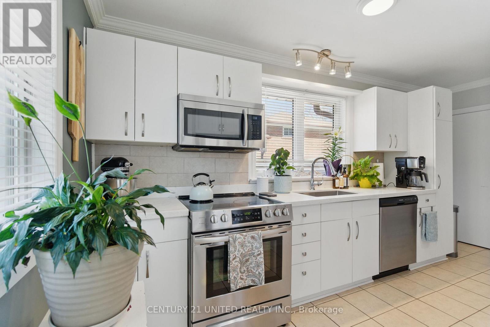 243 Lupin Drive, Whitby, Ontario  L1N 1Y4 - Photo 3 - E12209581