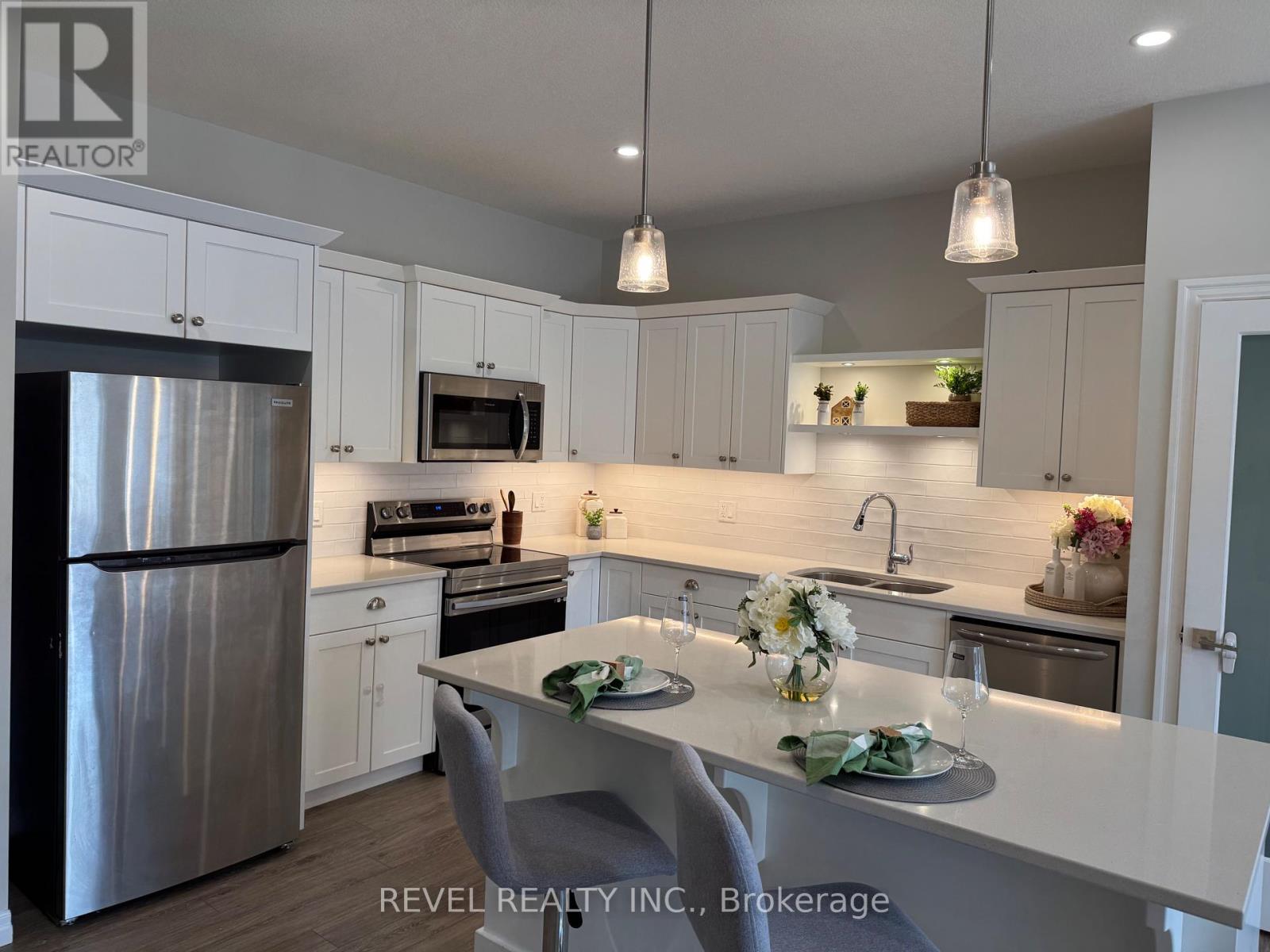 105 Livingston Drive, Tillsonburg, Ontario  N4G 0J3 - Photo 4 - X12209648