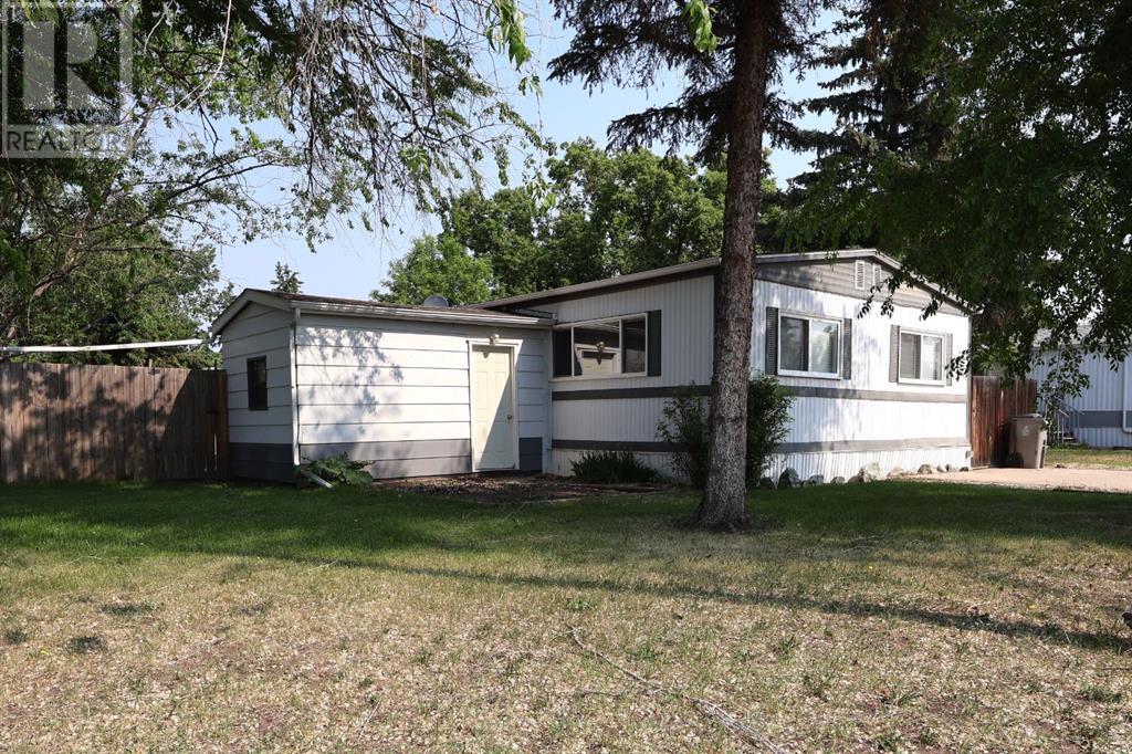 3902 Spruce Drive, Stettler, Alberta  T4K 1G6 - Photo 3 - A2228166
