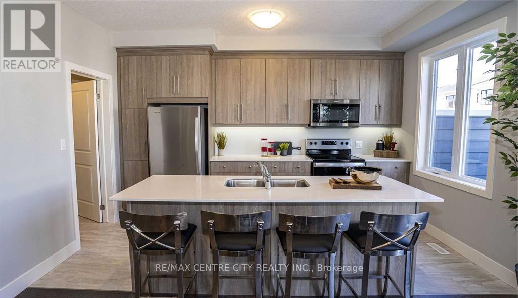 195 - 177 Edgevalley Road, London East (East D), Ontario  N5V 0C5 - Photo 3 - X12209640