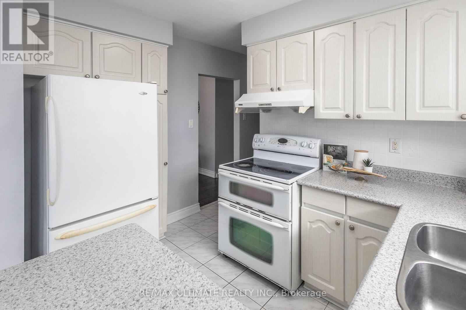 3641 Holden Crescent, Mississauga (Mississauga Valleys), Ontario  L5A 2V9 - Photo 12 - W12209326
