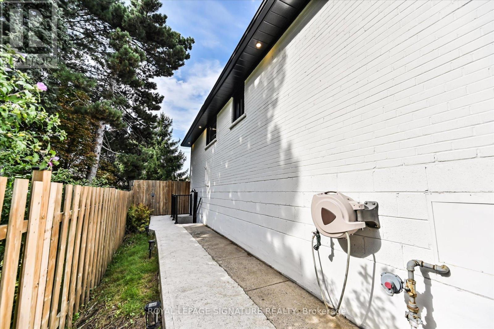 995 Dormer Street, Mississauga (Lakeview), Ontario  L5E 1T7 - Photo 29 - W12209353