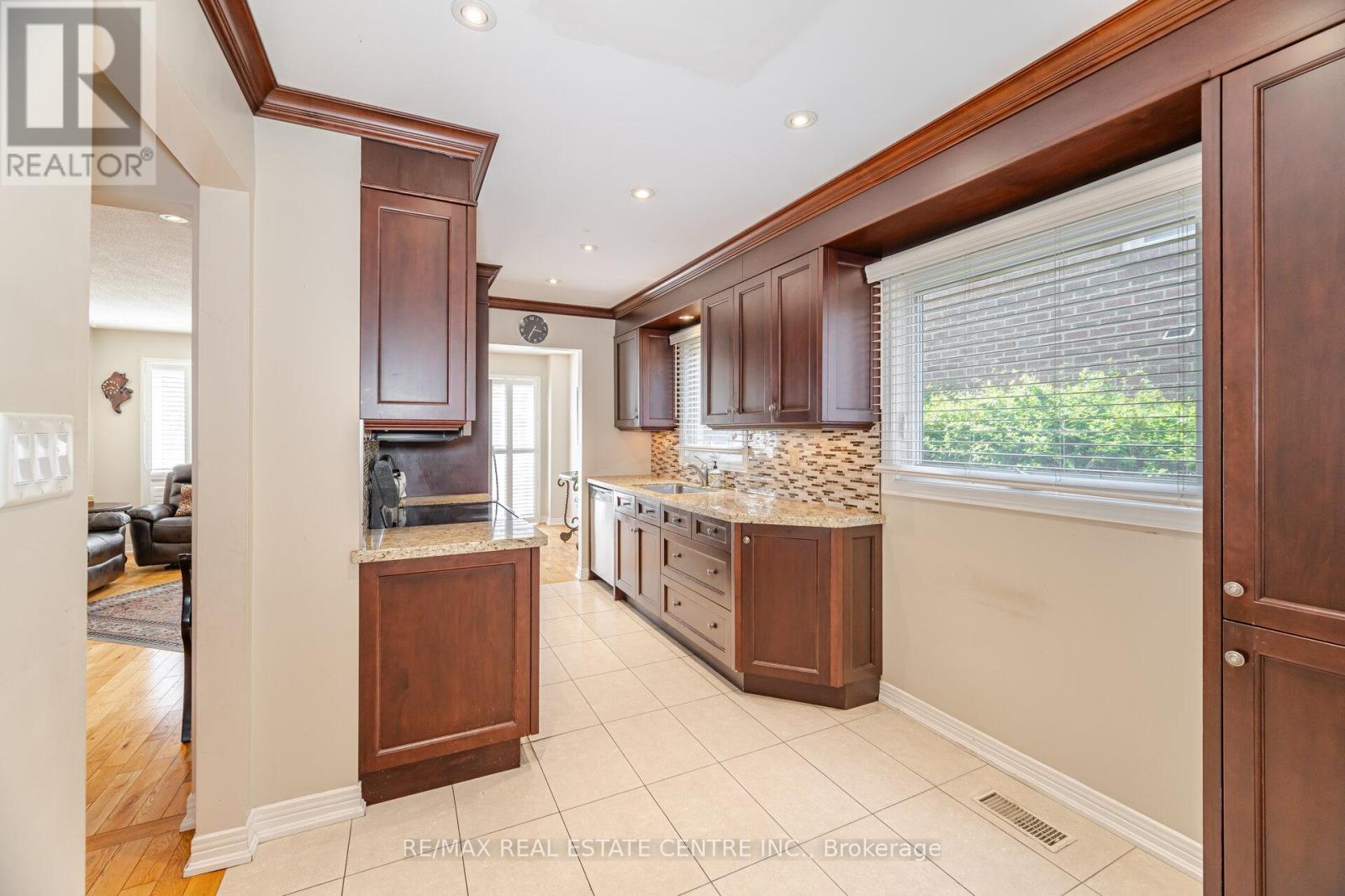 5860 Shay Downs, Mississauga, Ontario  L5M 3G3 - Photo 15 - W12209370