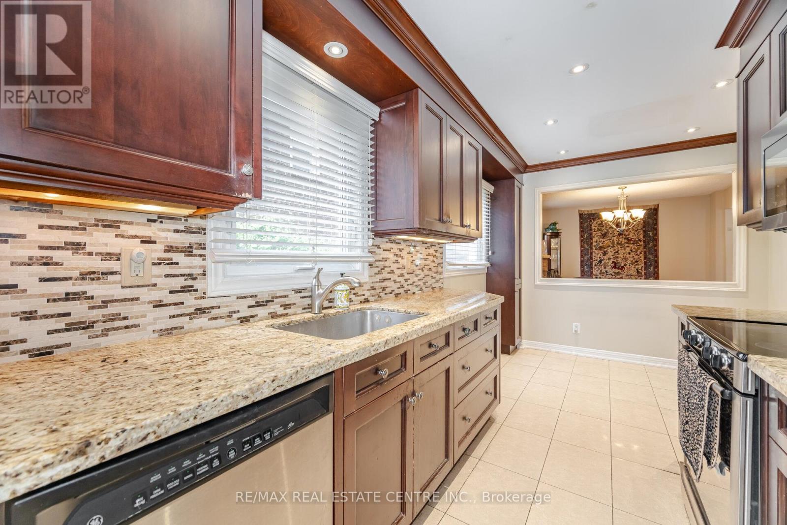 5860 Shay Downs, Mississauga, Ontario  L5M 3G3 - Photo 17 - W12209370