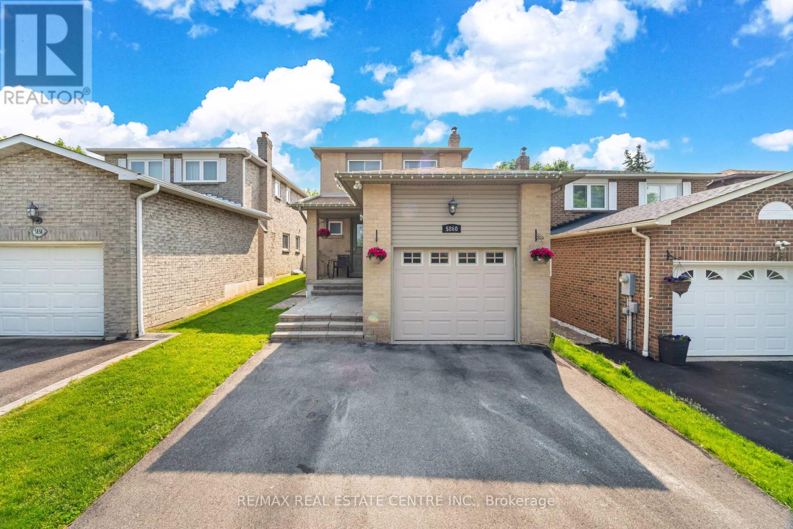 5860 Shay Downs, Mississauga, Ontario  L5M 3G3 - Photo 3 - W12209370