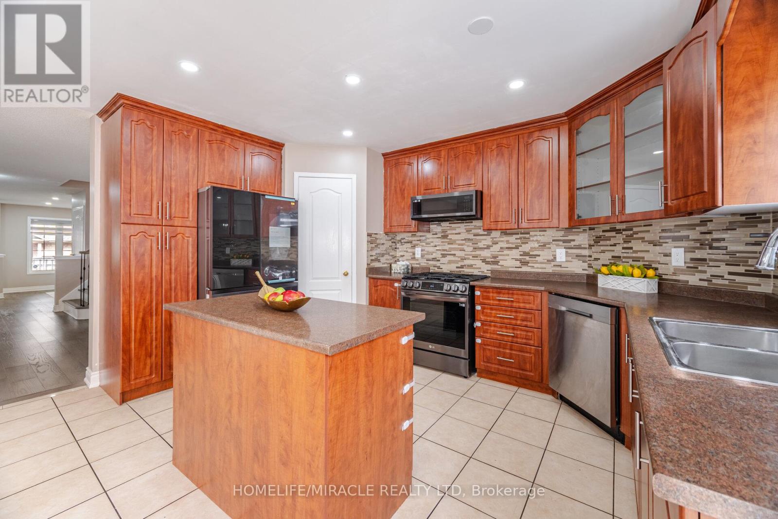 41 Beachpoint Boulevard, Brampton, Ontario  L7A 2T7 - Photo 13 - W12209413