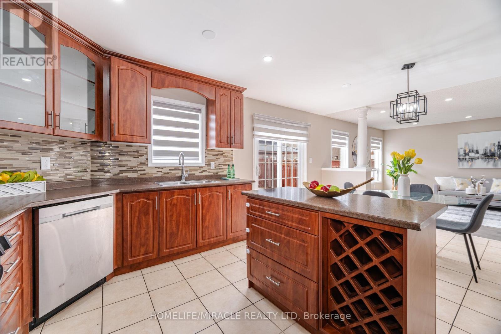 41 Beachpoint Boulevard, Brampton, Ontario  L7A 2T7 - Photo 15 - W12209413