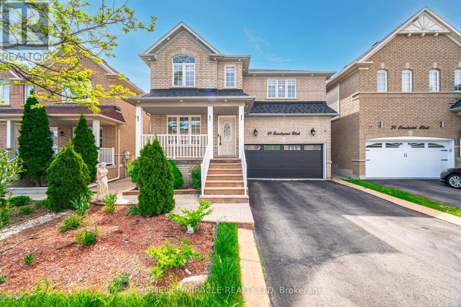 41 Beachpoint Boulevard, Brampton, Ontario  L7A 2T7 - Photo 2 - W12209413