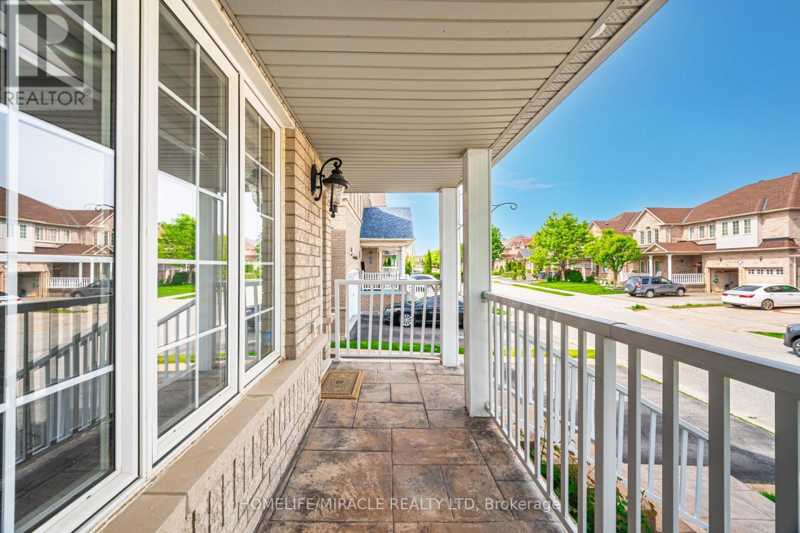 41 Beachpoint Boulevard, Brampton, Ontario  L7A 2T7 - Photo 5 - W12209413