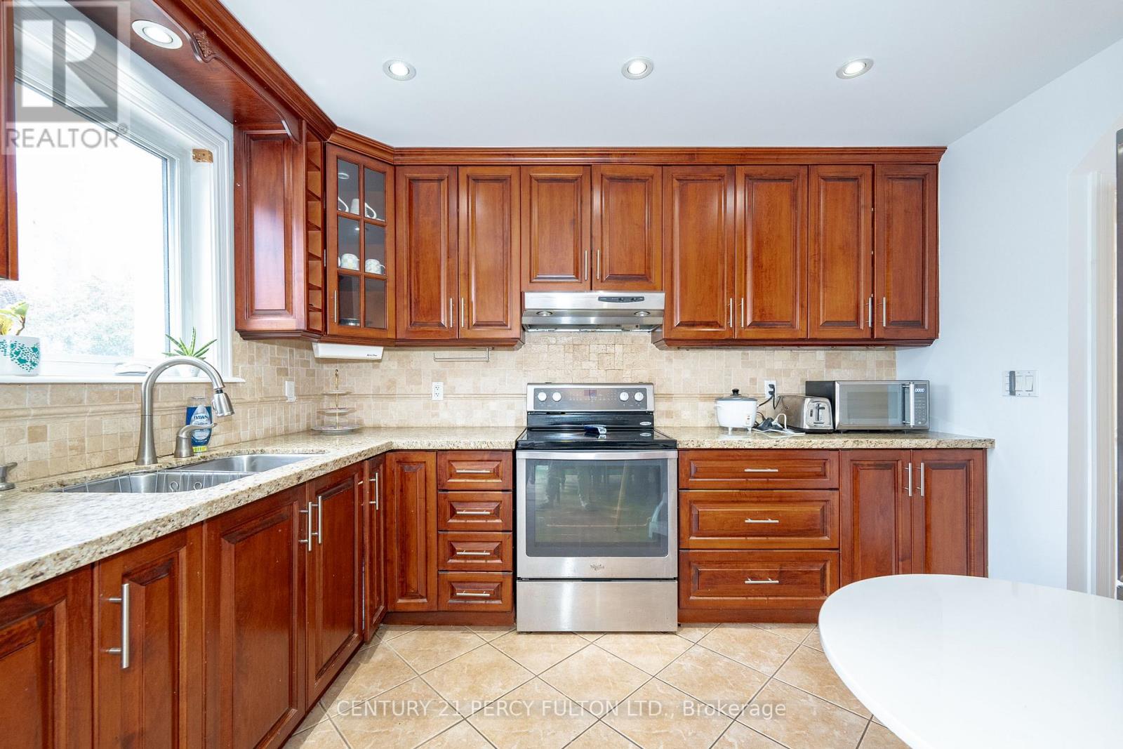 61 Cordella Avenue, Toronto (Rockcliffe-Smythe), Ontario  M6N 2J7 - Photo 18 - W12209417