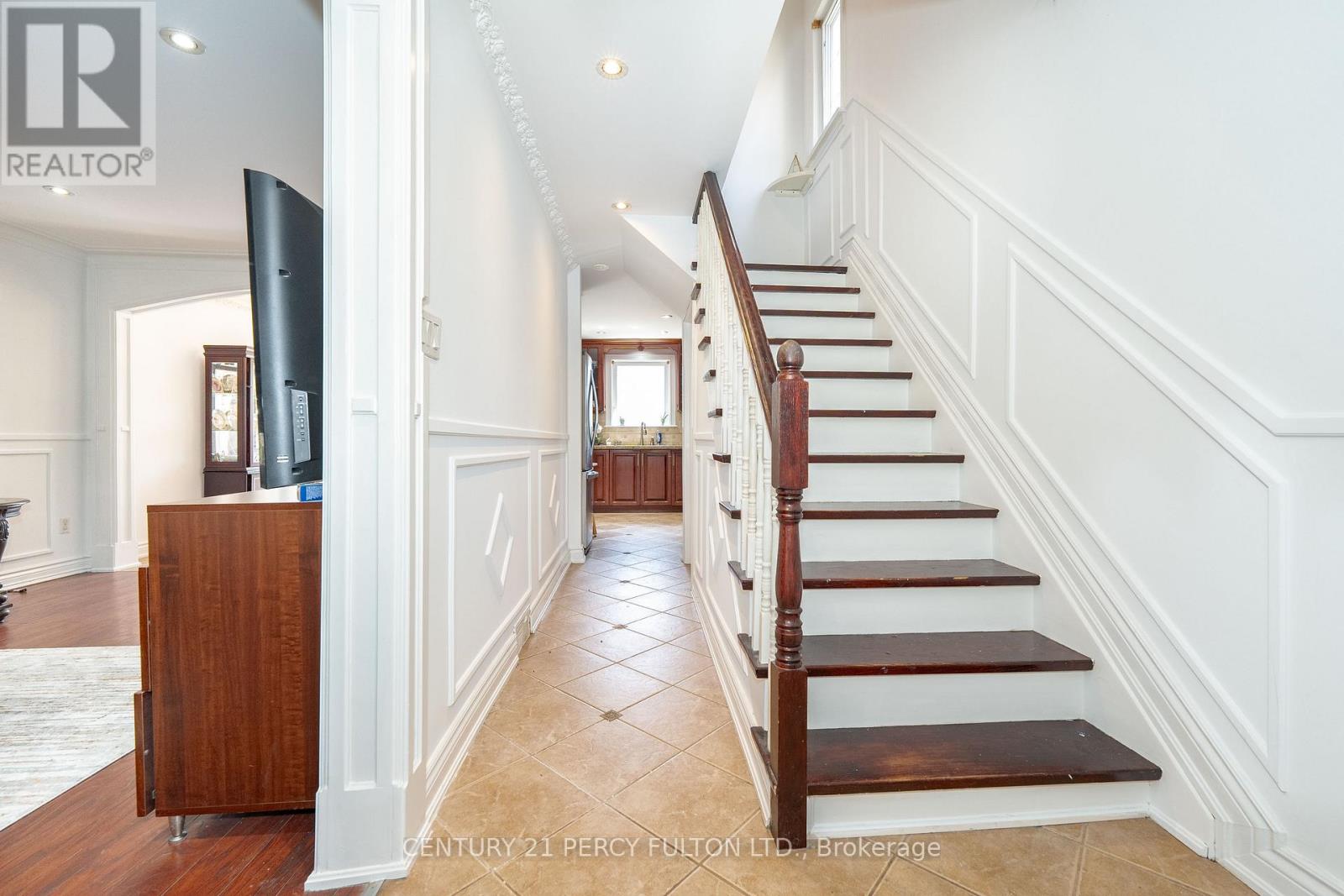 61 Cordella Avenue, Toronto (Rockcliffe-Smythe), Ontario  M6N 2J7 - Photo 8 - W12209417