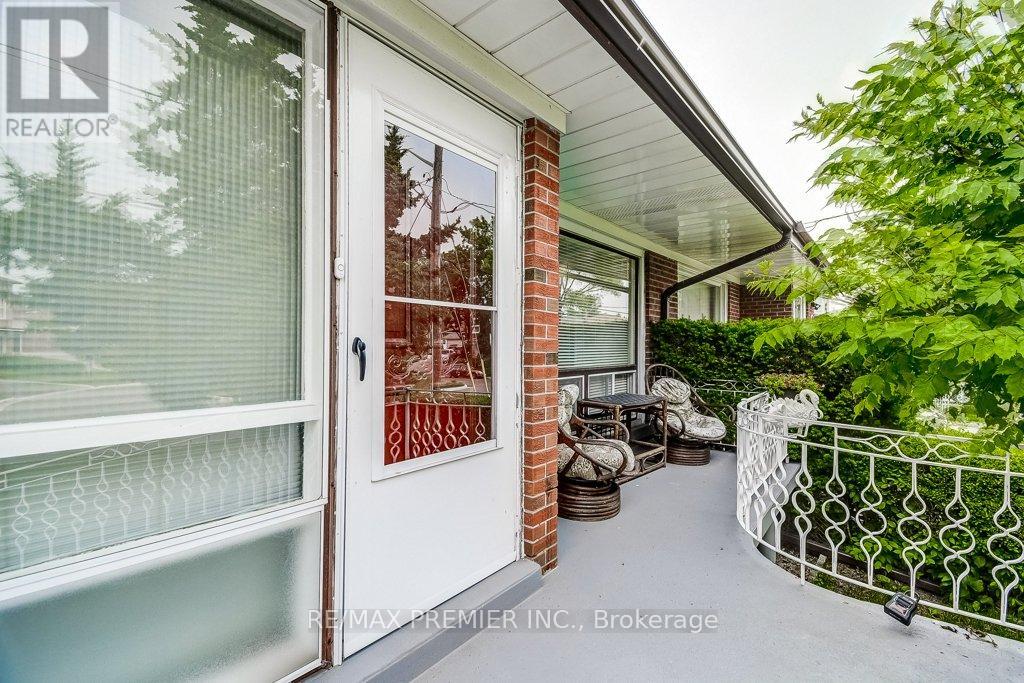 50 Fernando Road, Toronto (Humbermede), Ontario  M9M 2P6 - Photo 4 - W12209452