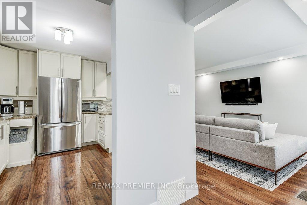 50 Fernando Road, Toronto (Humbermede), Ontario  M9M 2P6 - Photo 7 - W12209452