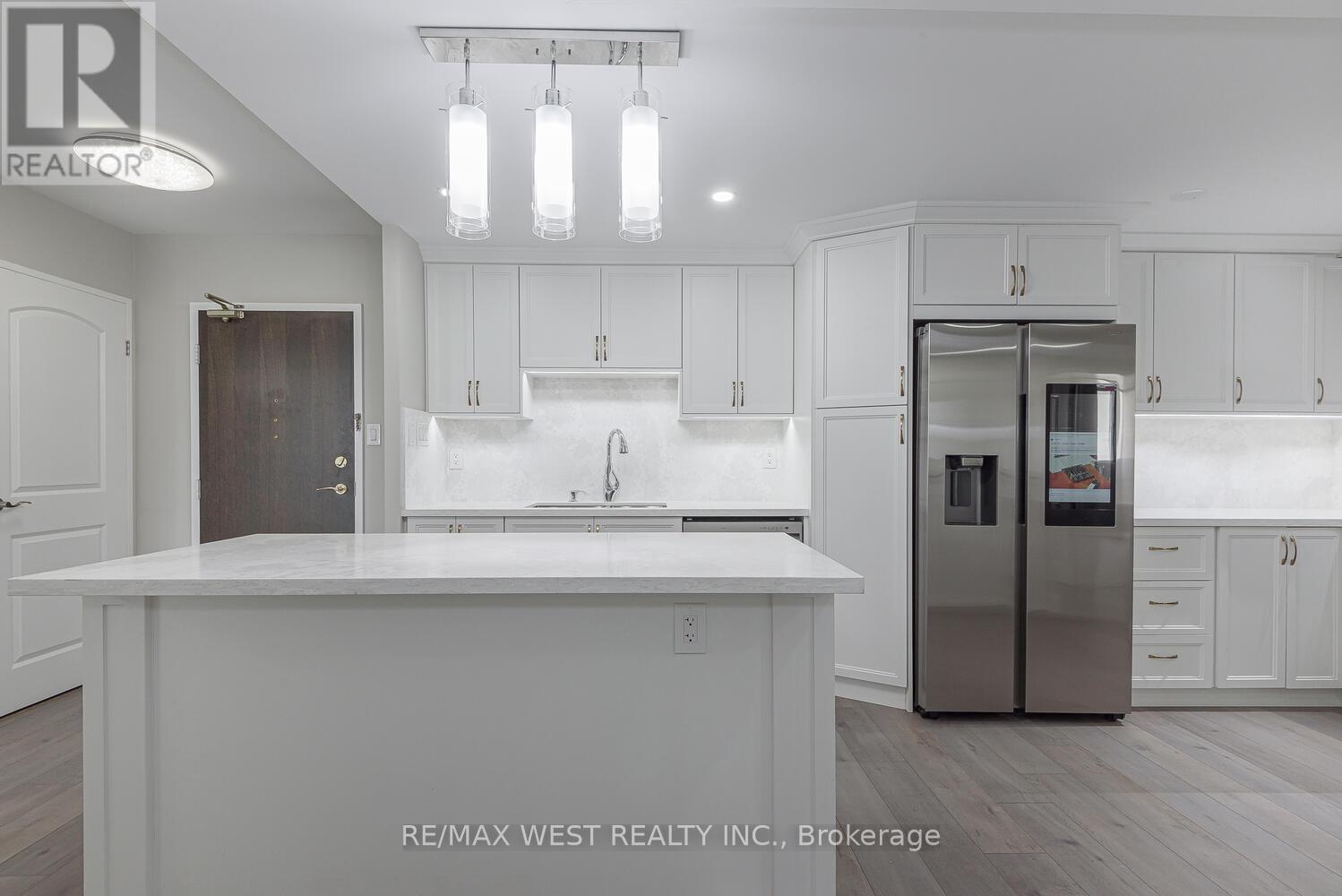 1104 - 820 BURNHAMTHORPE ROAD, toronto (markland wood), Ontario