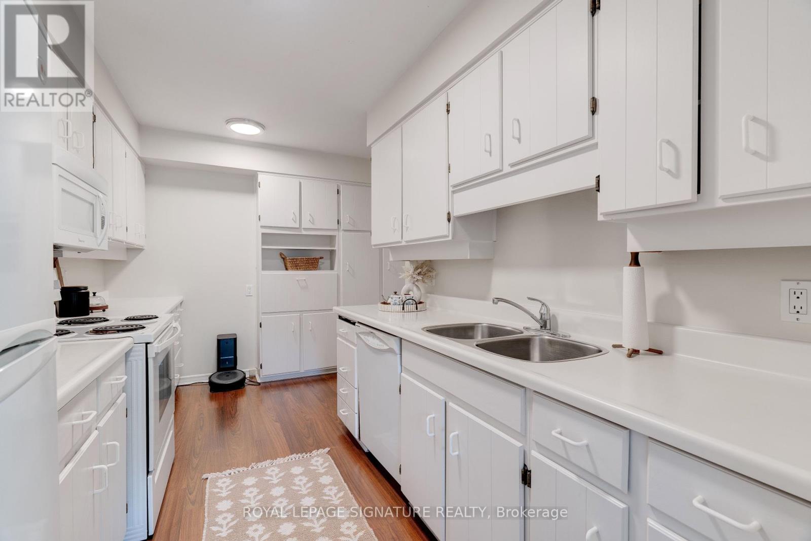 188 Robinson Street, Oakville, Ontario  L6J 1G3 - Photo 11 - W12209473