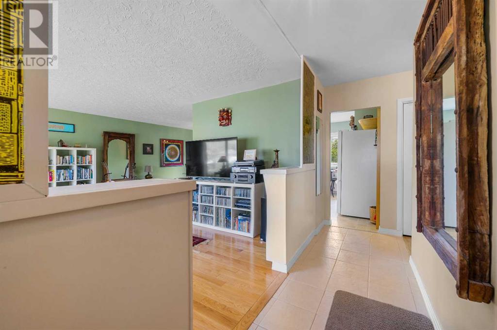 315 Simons Road Nw, Calgary, Alberta  T2K 2X4 - Photo 3 - A2223897