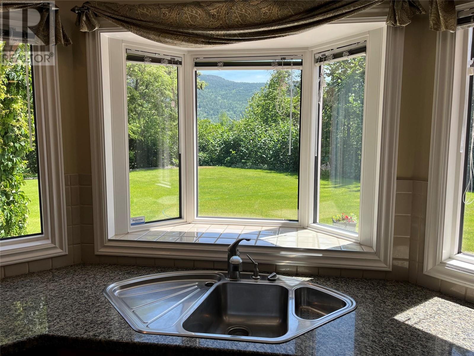 2601 9th Avenue, Castlegar, British Columbia  V1N 2Y7 - Photo 15 - 10351337