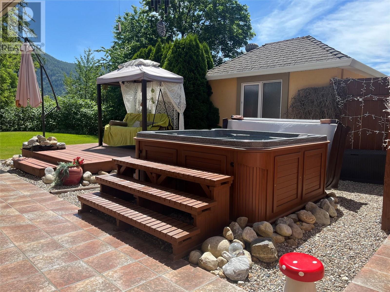 2601 9th Avenue, Castlegar, British Columbia  V1N 2Y7 - Photo 3 - 10351337