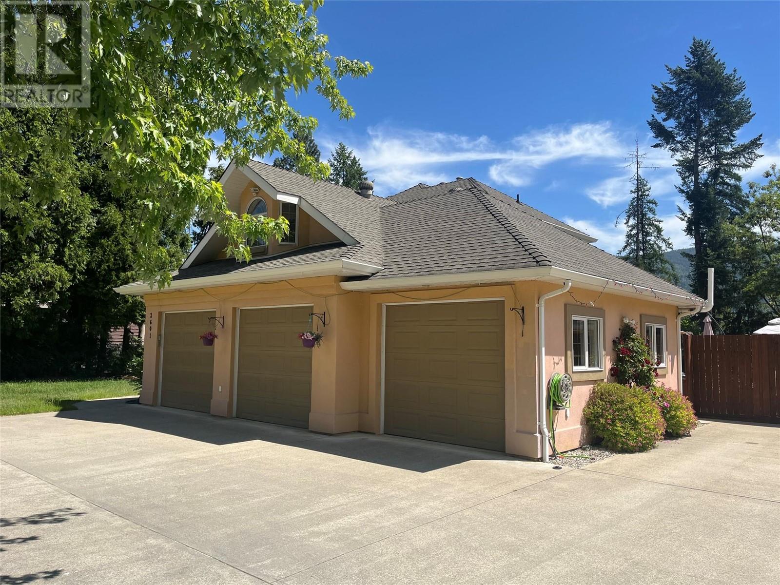2601 9th Avenue, Castlegar, British Columbia  V1N 2Y7 - Photo 2 - 10351337
