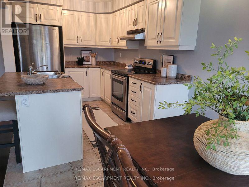 12 Lynch Crescent, Hamilton (Binbrook), Ontario  L3W 1G8 - Photo 11 - X12209313