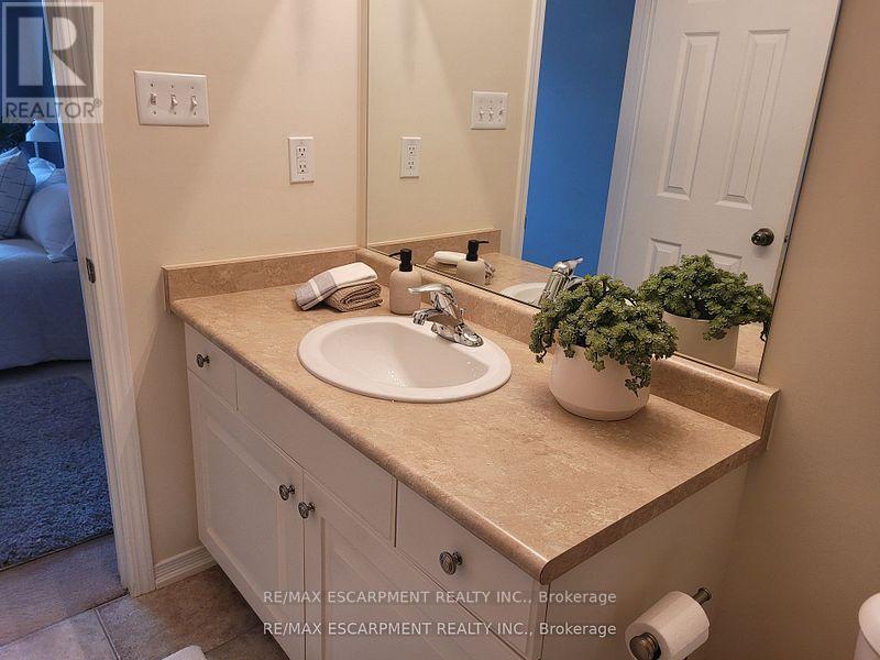 12 Lynch Crescent, Hamilton (Binbrook), Ontario  L3W 1G8 - Photo 17 - X12209313