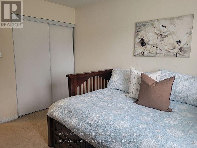 12 Lynch Crescent, Hamilton (Binbrook), Ontario  L3W 1G8 - Photo 24 - X12209313