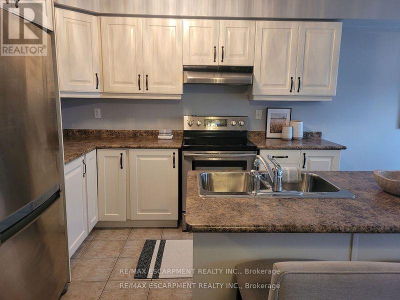 12 Lynch Crescent, Hamilton (Binbrook), Ontario  L3W 1G8 - Photo 8 - X12209313
