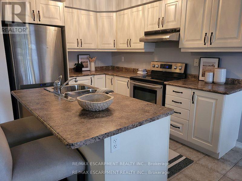 12 Lynch Crescent, Hamilton (Binbrook), Ontario  L3W 1G8 - Photo 9 - X12209313