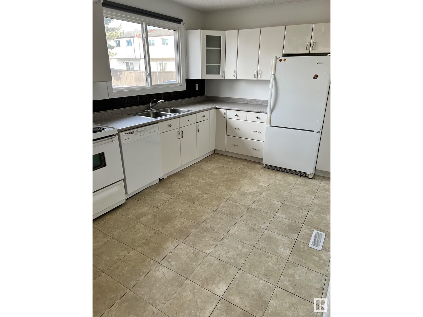 Property at 715 CLAREVIEW RD NW image 4