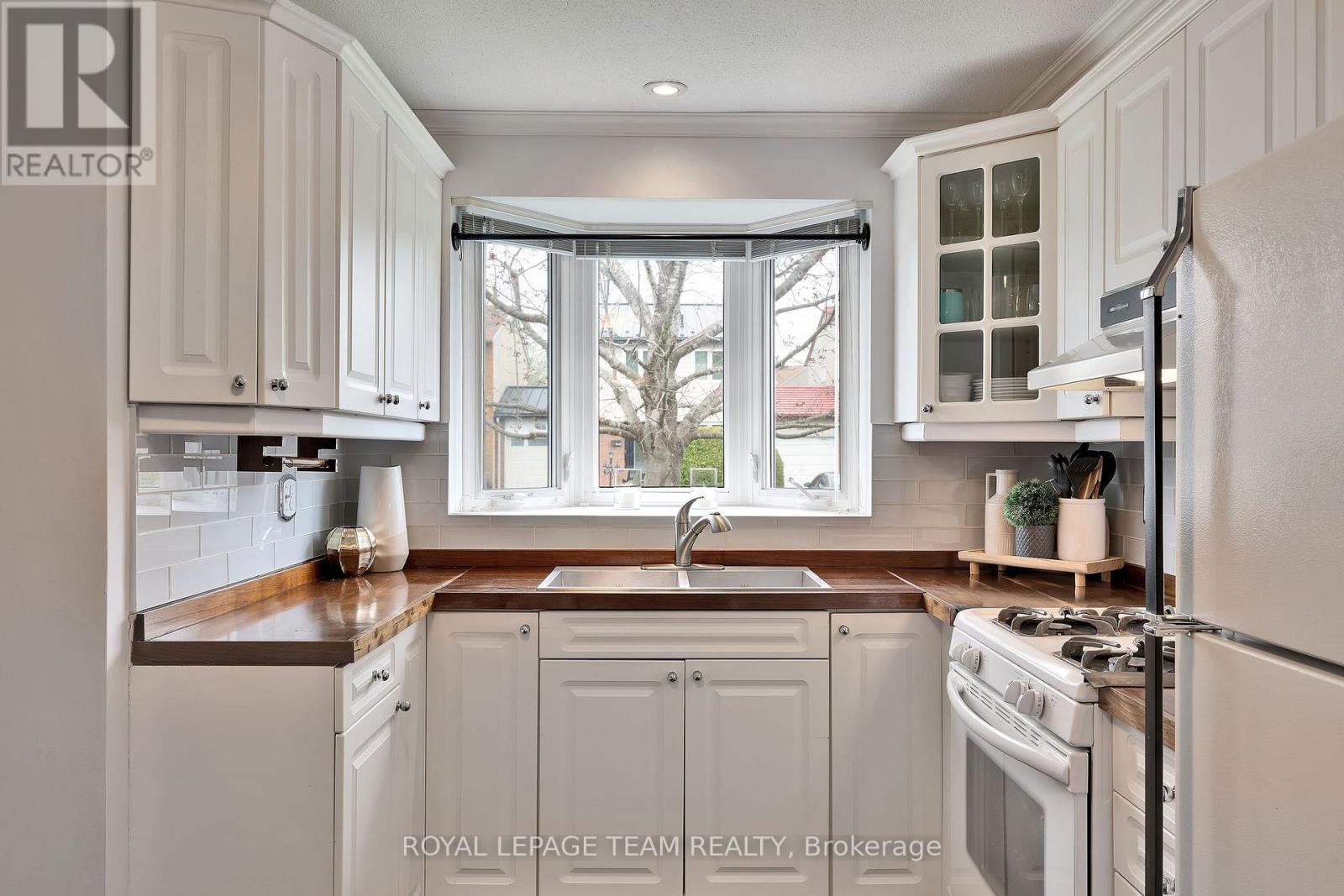 1642 Lafrance Drive, Ottawa, Ontario  K1E 2L8 - Photo 2 - X12153983