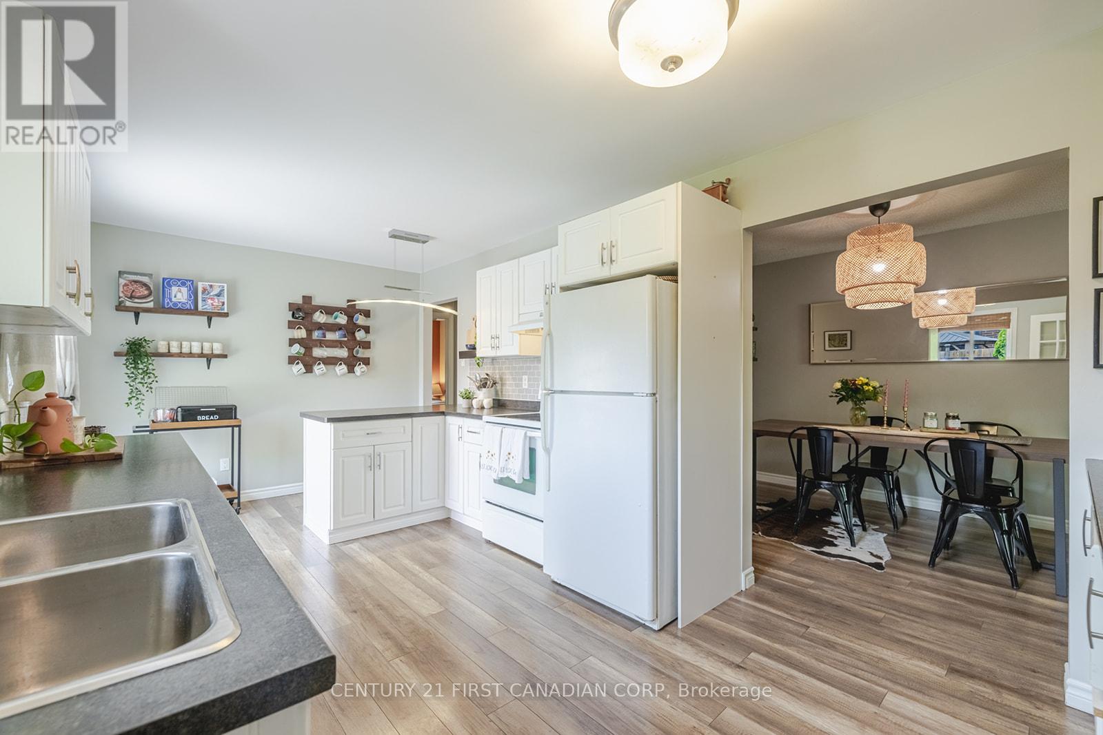 45 Downing Crescent, London South (South S), Ontario  N6C 3C7 - Photo 11 - X12209457