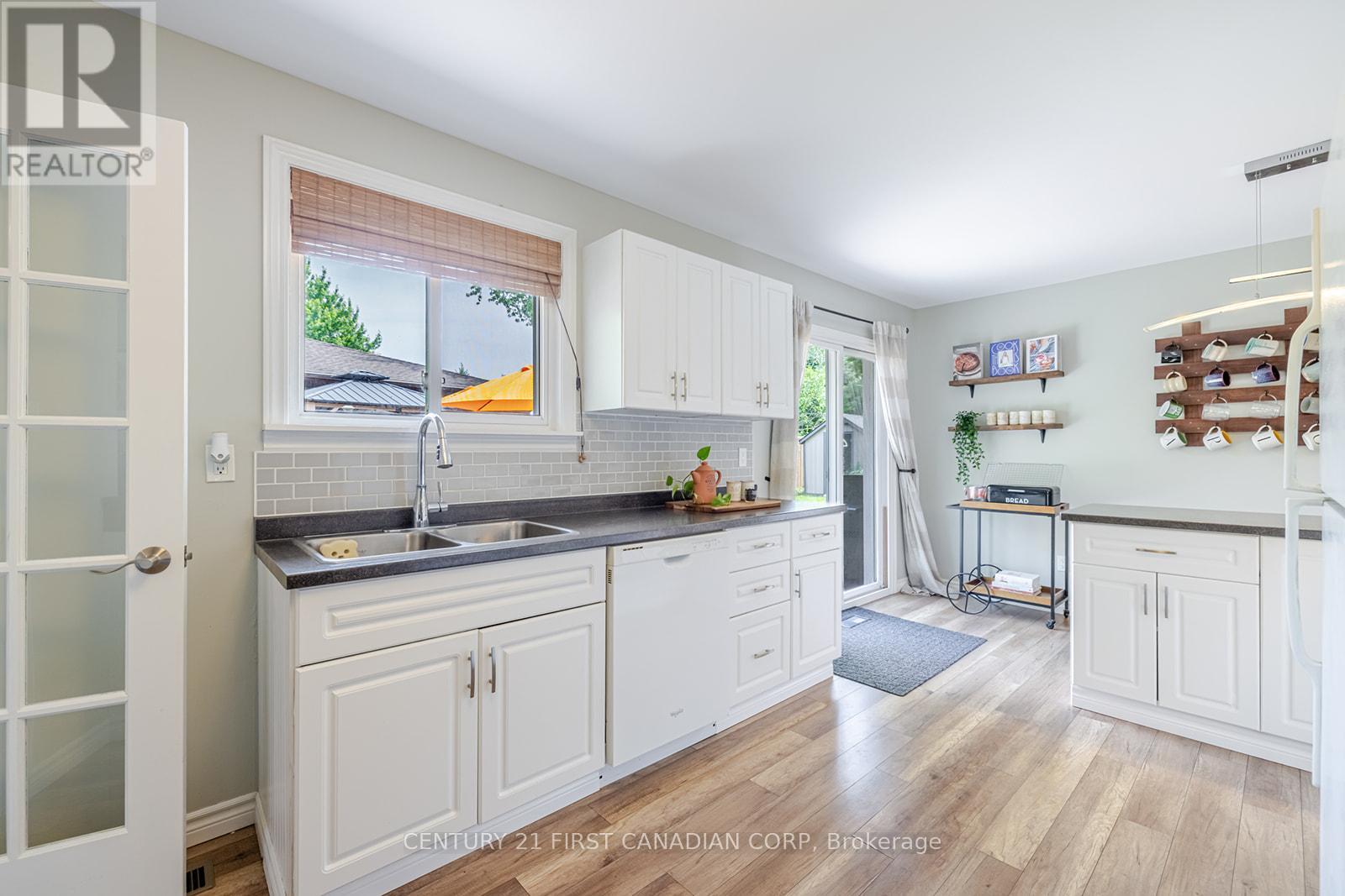 45 Downing Crescent, London South (South S), Ontario  N6C 3C7 - Photo 10 - X12209457