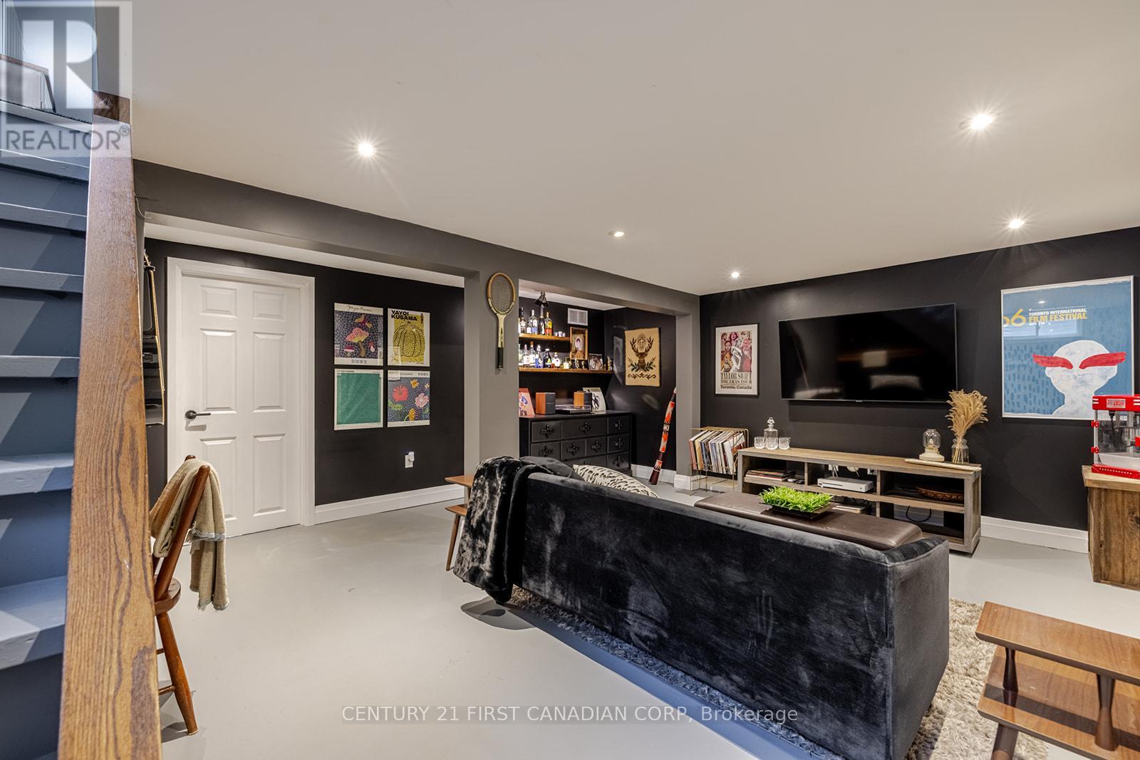 45 Downing Crescent, London South (South S), Ontario  N6C 3C7 - Photo 20 - X12209457
