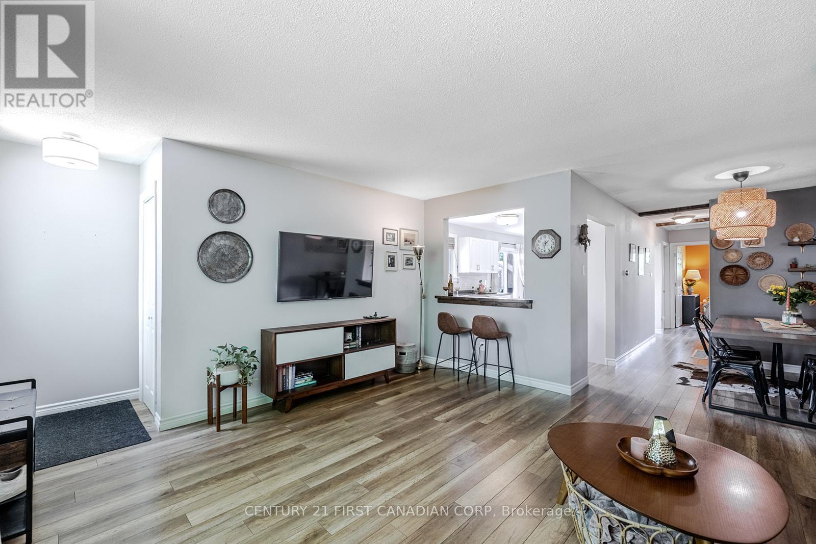 45 Downing Crescent, London South (South S), Ontario  N6C 3C7 - Photo 6 - X12209457
