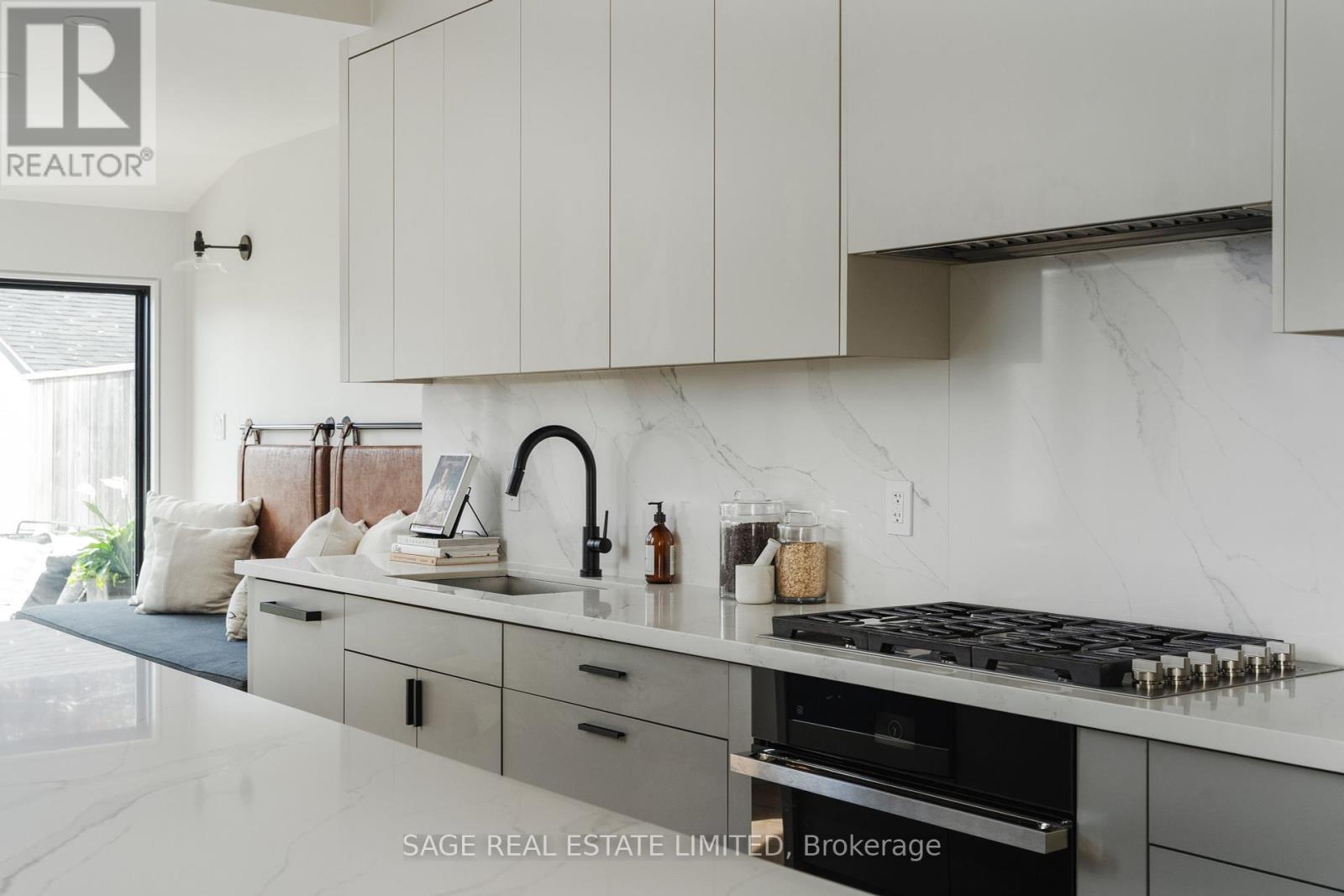 39 Rolyat Street, Toronto (Trinity-Bellwoods), Ontario  M6J 1S5 - Photo 11 - C12208896