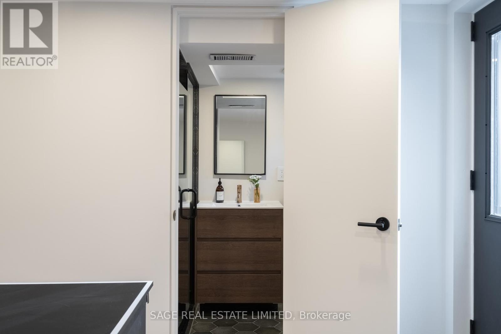 39 Rolyat Street, Toronto (Trinity-Bellwoods), Ontario  M6J 1S5 - Photo 32 - C12208896