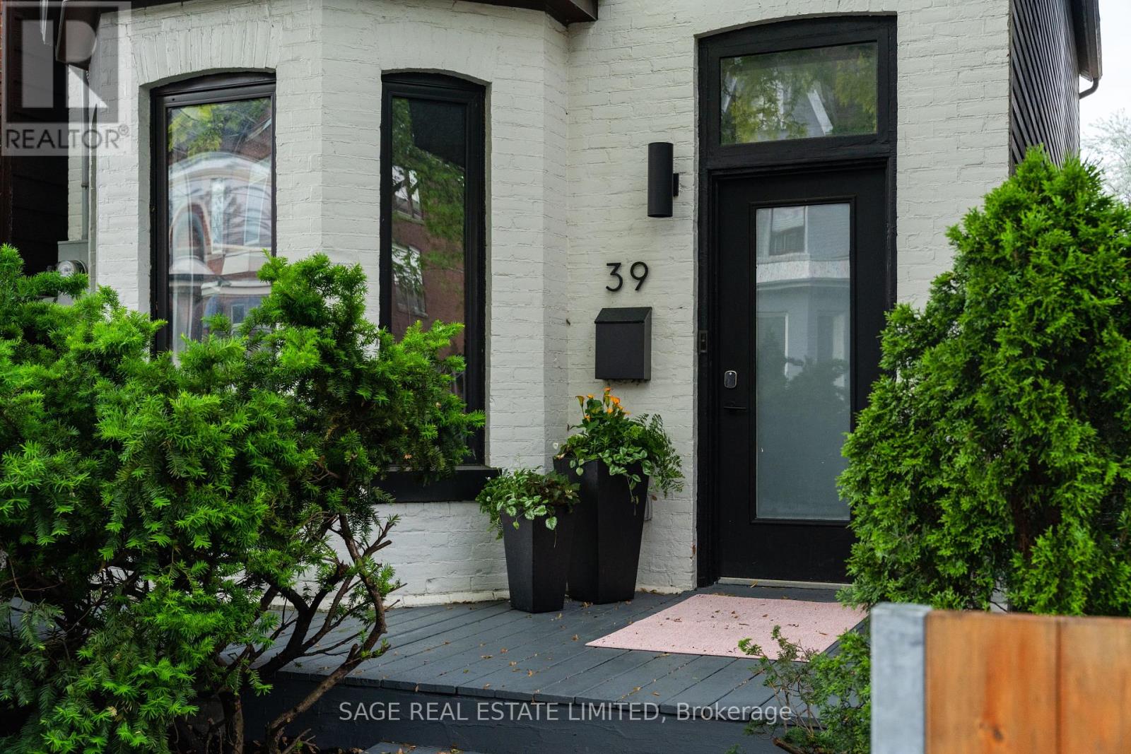 39 Rolyat Street, Toronto (Trinity-Bellwoods), Ontario  M6J 1S5 - Photo 2 - C12208896
