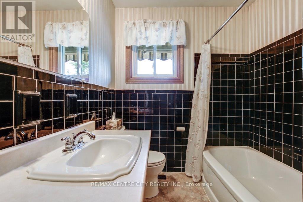 294 Burlington Crescent, London South (South J), Ontario  N5Z 3G5 - Photo 10 - X12209724