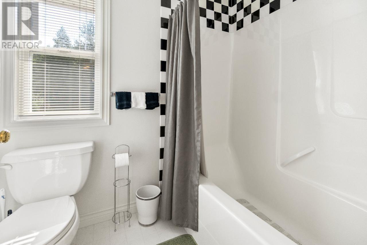 880 Waterloo Road, Castlegar, British Columbia  V1N 4K8 - Photo 46 - 10349457