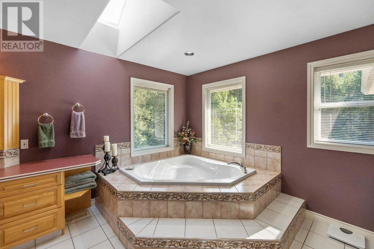 880 Waterloo Road, Castlegar, British Columbia  V1N 4K8 - Photo 41 - 10349457