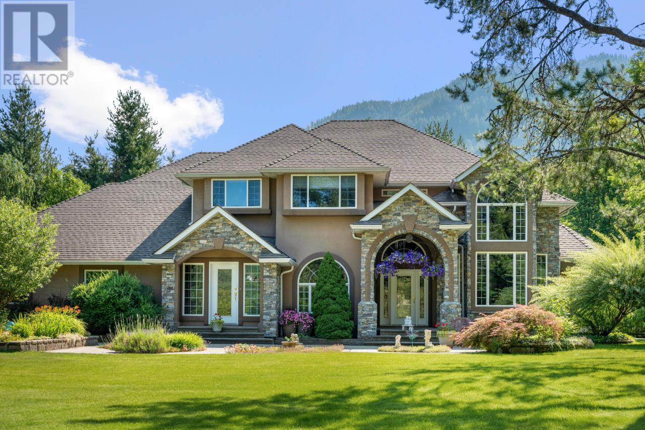 880 WATERLOO Road, Castlegar, British Columbia
