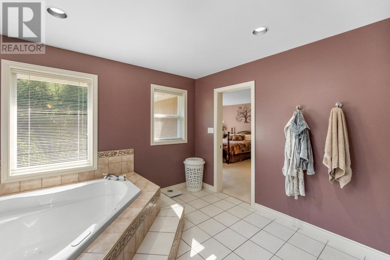 880 Waterloo Road, Castlegar, British Columbia  V1N 4K8 - Photo 42 - 10349457
