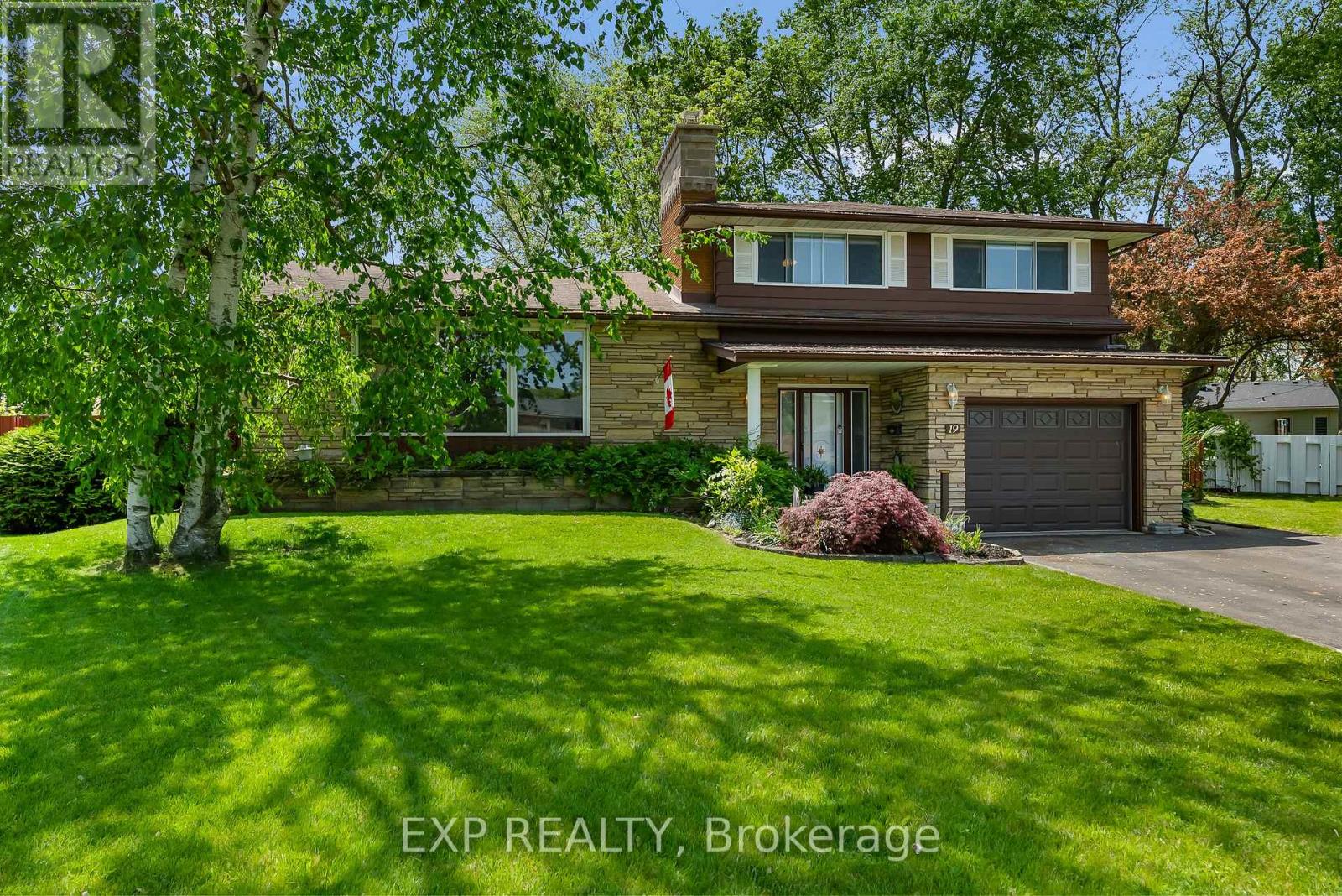19 Oak Court, Welland (Prince Charles), Ontario  L3C 4V1 - Photo 2 - X12209800